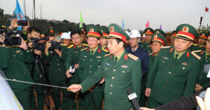 Read more about the article Bộ trưởng Quốc phòng yêu cầu đẩy nhanh tiến độ xây cầu Phong Châu
