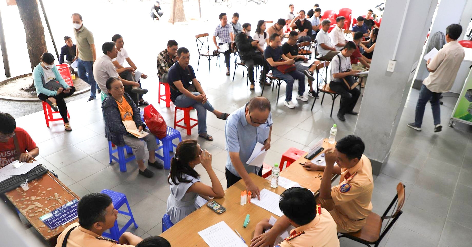 You are currently viewing CSGT TPHCM cấp đổi GPLX, người dân phấn khởi chờ 5 ngày là có bằng lái