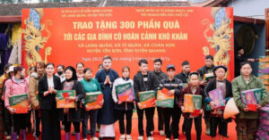 Read more about the article Nghệ nhân Ưu tú Đặng Ngọc Anh tặng 300 phần quà cho các gia đình khó khăn