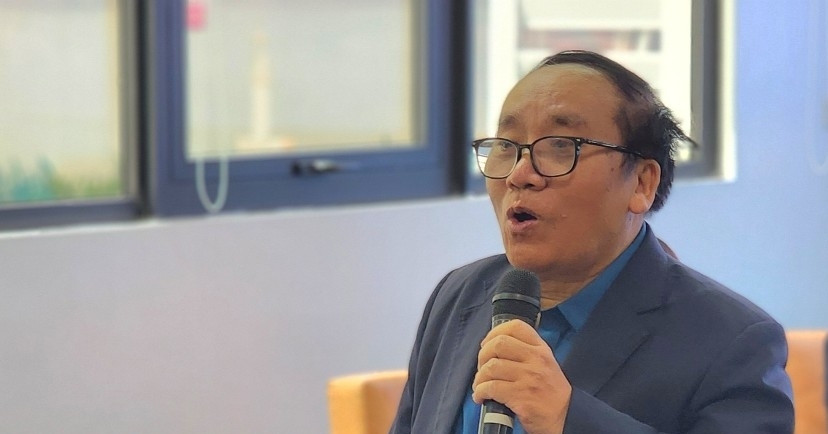 You are currently viewing Nhà thơ Trần Đăng Khoa truyền tình yêu biển đảo tới giới trẻ