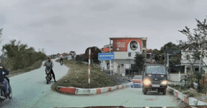 Read more about the article Ô tô con vượt tréo ngoe trên dốc khiến xe ben muốn ‘nổ đom đóm’