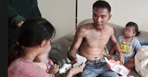 Read more about the article Bố mẹ dẫn 2 con nhỏ lên sân thượng kêu cứu