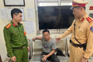 Read more about the article CSGT khống chế đối tượng nghi ‘ngáo đá’ hành hung người đi đường ở Hà Nội
