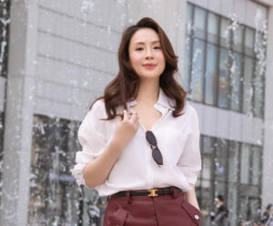 Read more about the article H’hen Niê bị chồng trêu vẽ thêm râu, Hồng Diễm trẻ trung