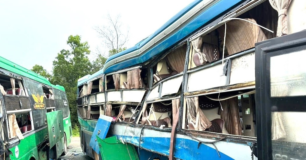 You are currently viewing 2 xe khách giường nằm tông trực diện, nhiều người trọng thương