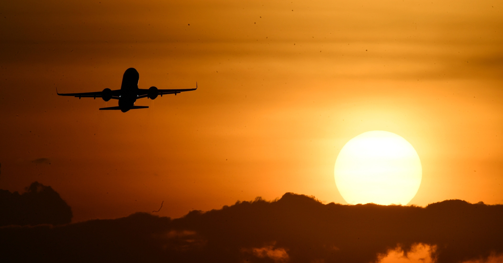 You are currently viewing Miền Bắc nắng trên 35 độ, Nam Bộ mưa giông