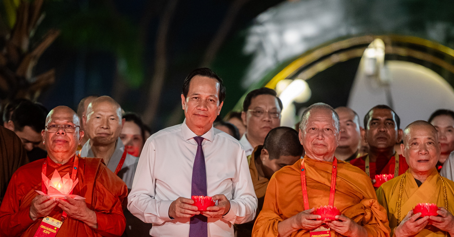 You are currently viewing 35.000 hoa đăng sáng lung linh mừng Đại lễ Vesak 2025