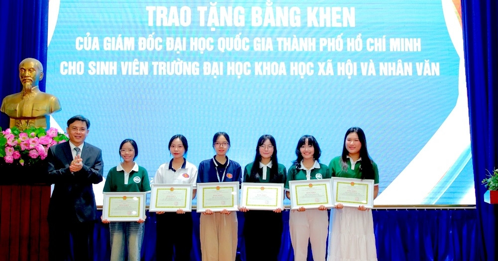 You are currently viewing Tặng bằng khen cho 6 sinh viên giúp đỡ cựu chiến binh xem diễu binh 30/4 ở TPHCM