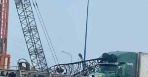 Read more about the article Bản tin chiều 31/5: Cần cẩu công trình bất ngờ ngã ra đường, đè 2 ô tô ở TPHCM