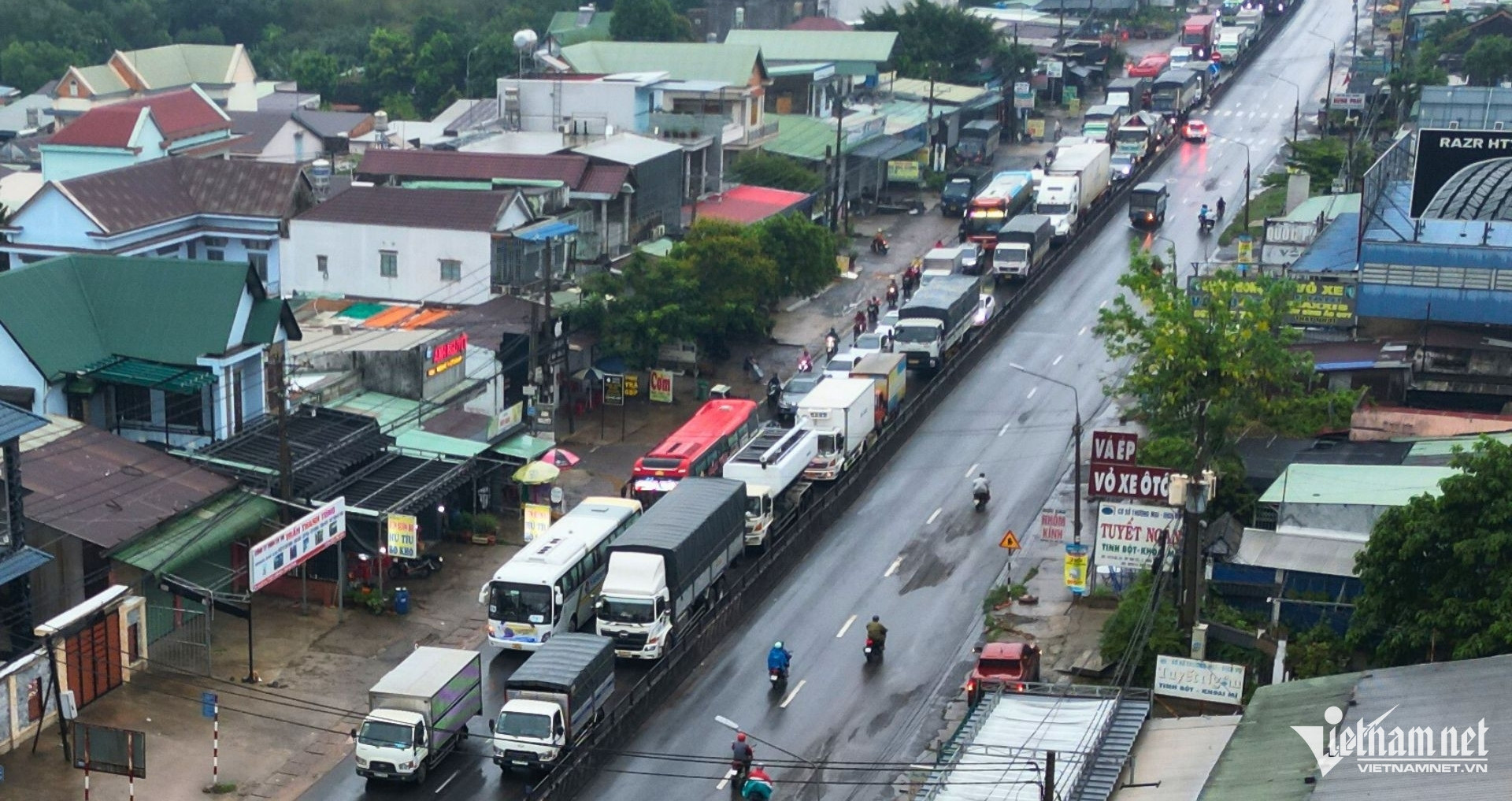 You are currently viewing Bản tin trưa 10/5: Hàng trăm phương tiện chôn chân trên quốc lộ vì lý do bất ngờ