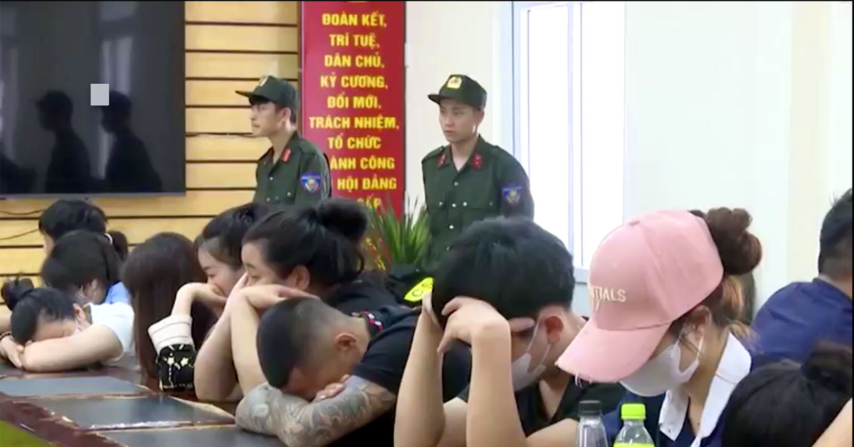 You are currently viewing Bản tin trưa 9/5: Lời khai kẻ cầm đầu nhóm &amp;apos;cắt đá tìm ngọc&amp;apos;, giao dịch trăm tỷ