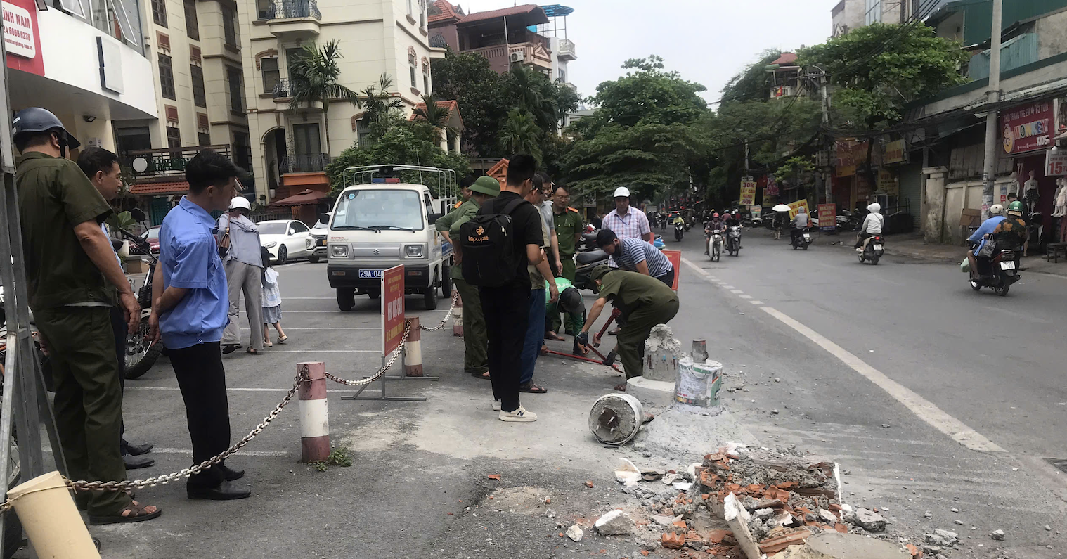 You are currently viewing 5 trụ bê tông ‘mọc’ trái phép trước chung cư, chính quyền phải chỉ đạo tháo dỡ