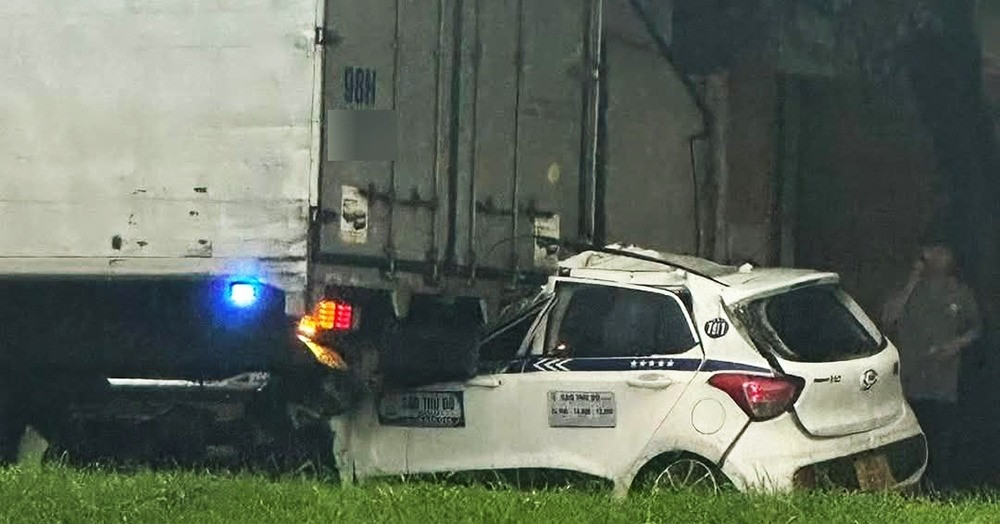 You are currently viewing Xe taxi tông vào ô tô tải dừng ven đường ở Hà Nội, tài xế tử vong tại chỗ