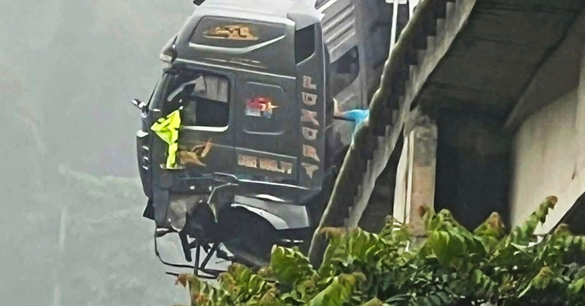 You are currently viewing Ô tô đầu kéo đâm đổ lan can cầu trên cao tốc, cabin treo lơ lửng