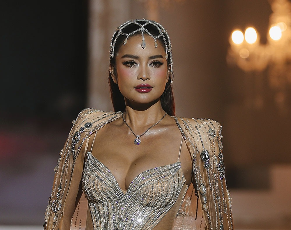 You are currently viewing Hoa hậu Ngọc Châu gợi cảm, Hoàng Thuỳ kiêu sa khi diện váy xuyên thấu