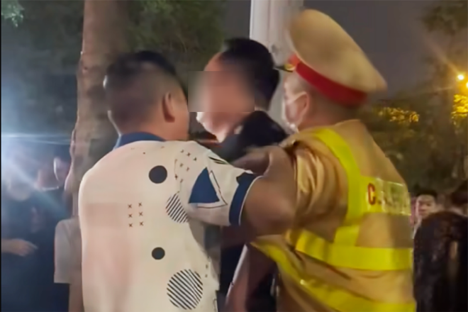 You are currently viewing Bị cảnh sát khống chế, 3 người lao vào ‘giải cứu’ bạn