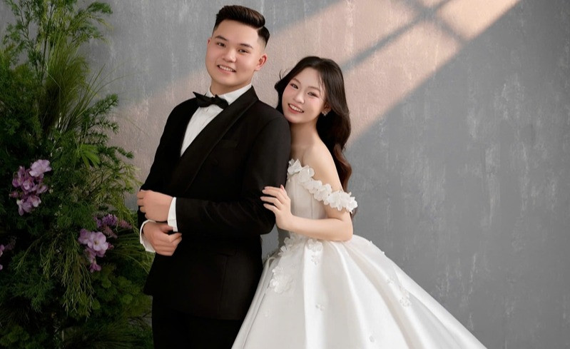 Read more about the article Chú rể Tuyên Quang ôm mặt khóc nức nở trong đám cưới, cô dâu liên tục vỗ về