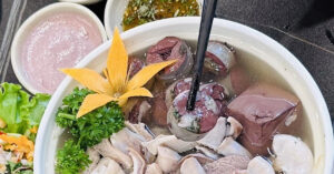 Read more about the article Ba không khi ăn lòng lợn