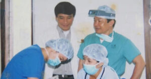 Read more about the article Bác sĩ tham gia ca mổ lịch sử tách cặp song sinh Việt