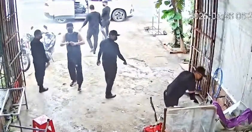 Read more about the article Bắt 2 đối tượng trong nhóm côn đồ áo đen đập phá quán phở tại Đắk Lắk