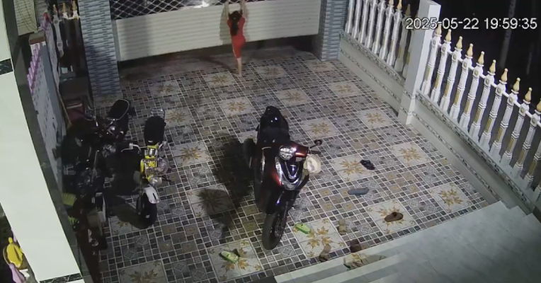 You are currently viewing Bé gái bị cửa cuốn lên cao làm ngừng tim