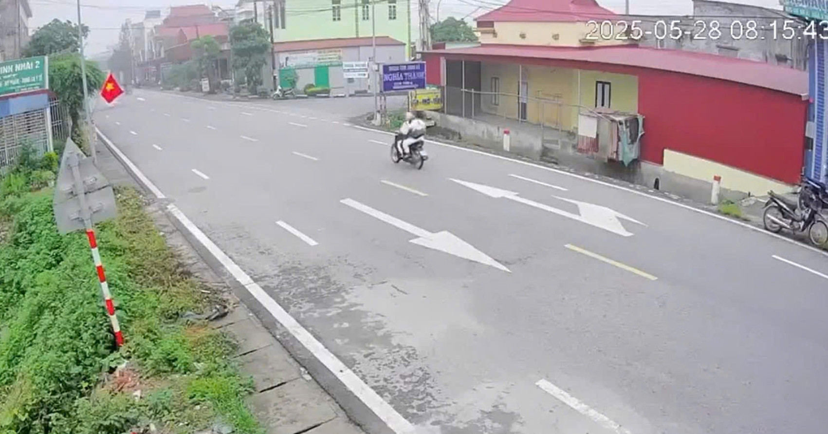 You are currently viewing Bé trai 3 tuổi tuột tay bố, băng qua đường bị xe tải đâm tử vong