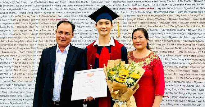 You are currently viewing Bố mẹ ở Thanh Hóa chưa đọc thông viết thạo nuôi con trai tốt nghiệp ĐH xuất sắc