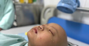 Read more about the article Bố nghèo ‘cắm’ nhà để chữa bệnh ung thư máu cho con trai, gánh nợ cả tỷ đồng