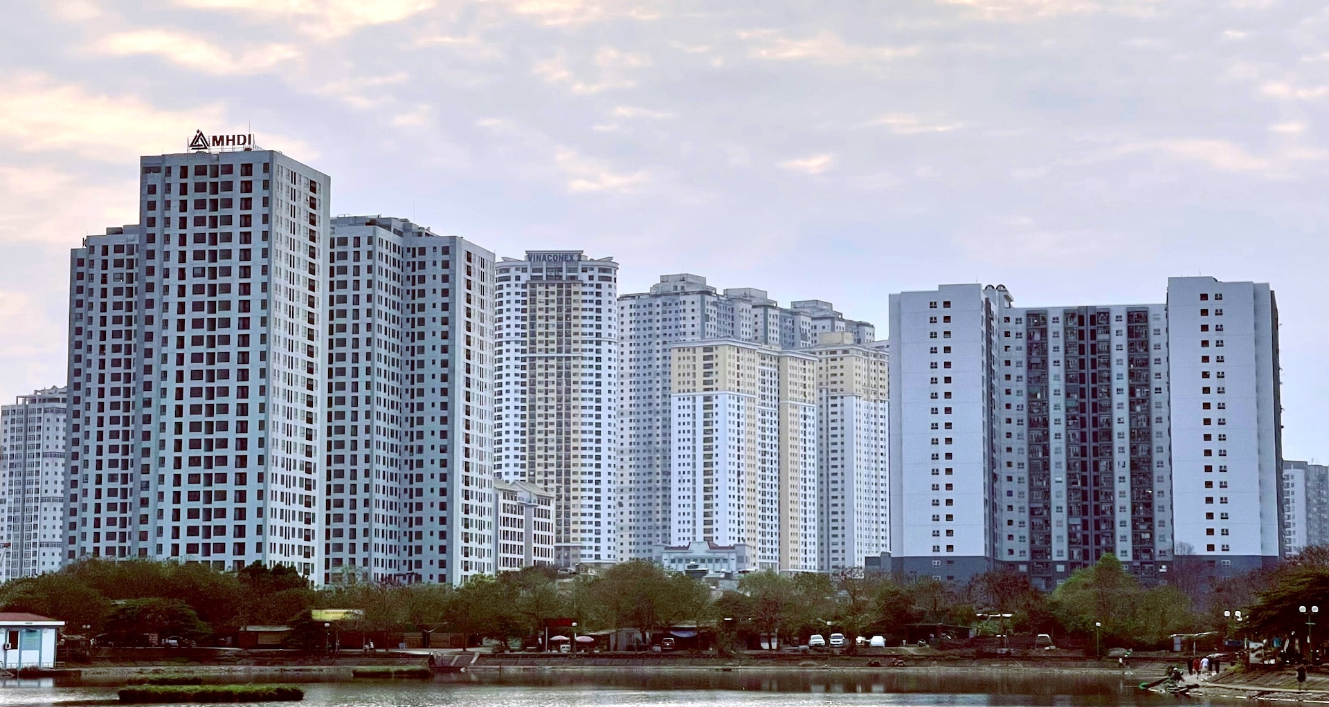 You are currently viewing Bộ Xây dựng báo cáo Quốc hội về cơn khát nhà giá rẻ