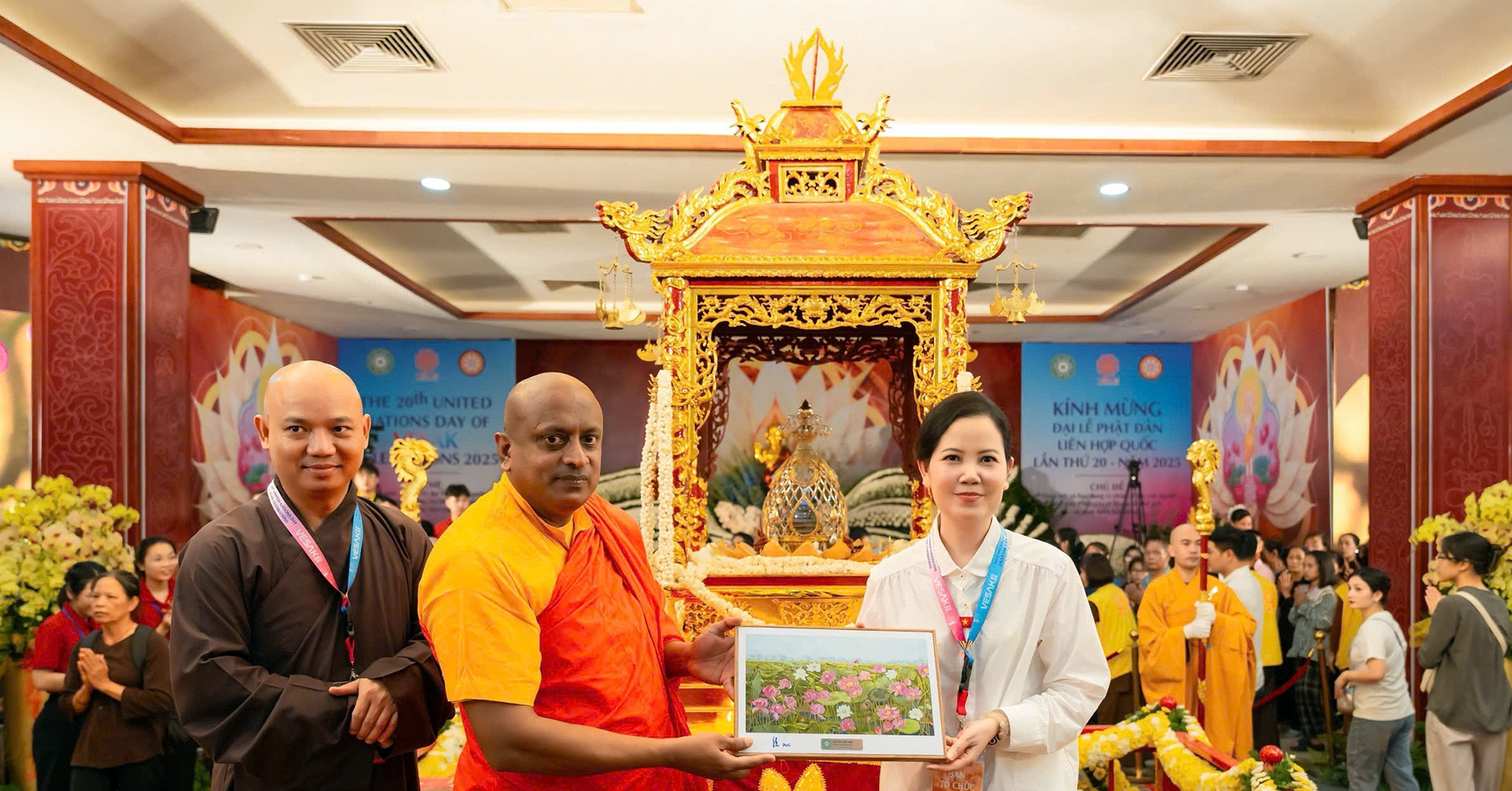 You are currently viewing Bức tranh quý Giáo hội Phật giáo Việt Nam tặng Tổng thống Sri Lanka