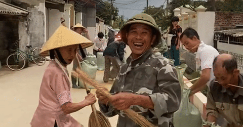 You are currently viewing Cả xóm ở Thanh Hóa cùng nhau ‘chạy lúa’ trước mưa khiến dân mạng ấm lòng