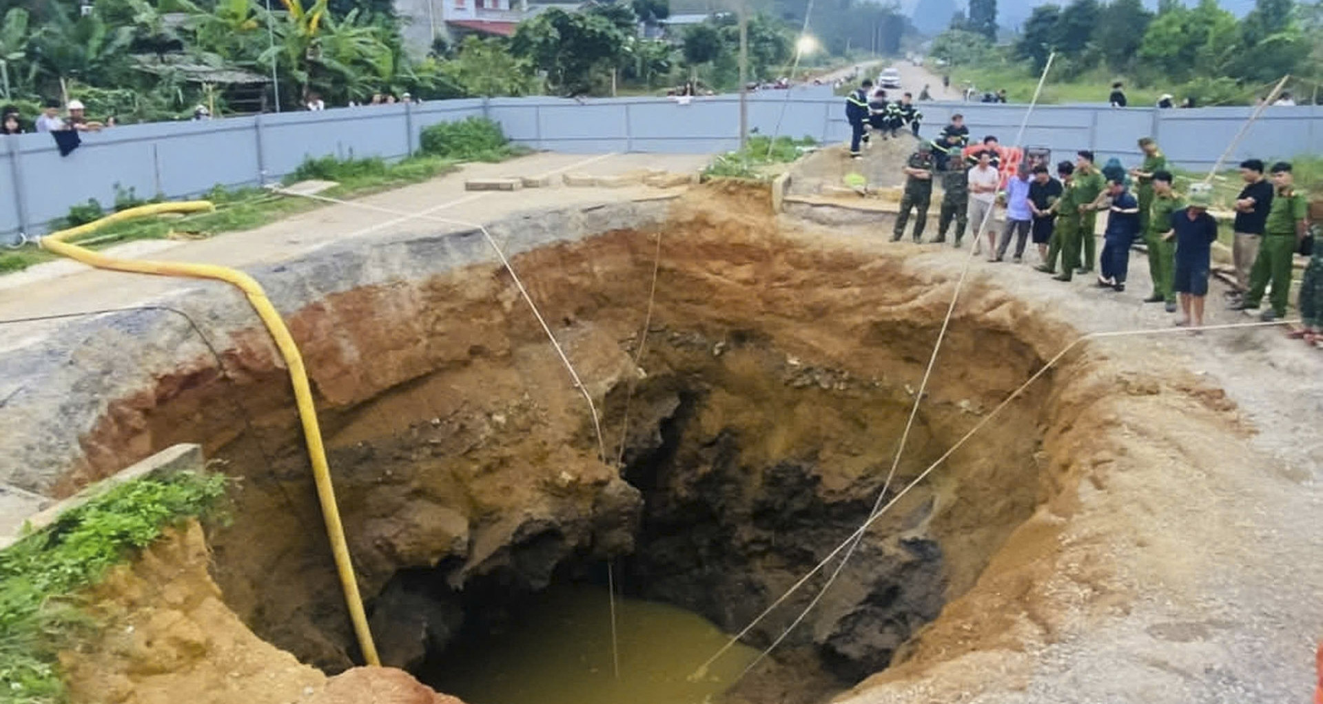 You are currently viewing Khoảnh khắc người đi xe máy lao xuống ‘hố tử thần’ ở Bắc Kạn