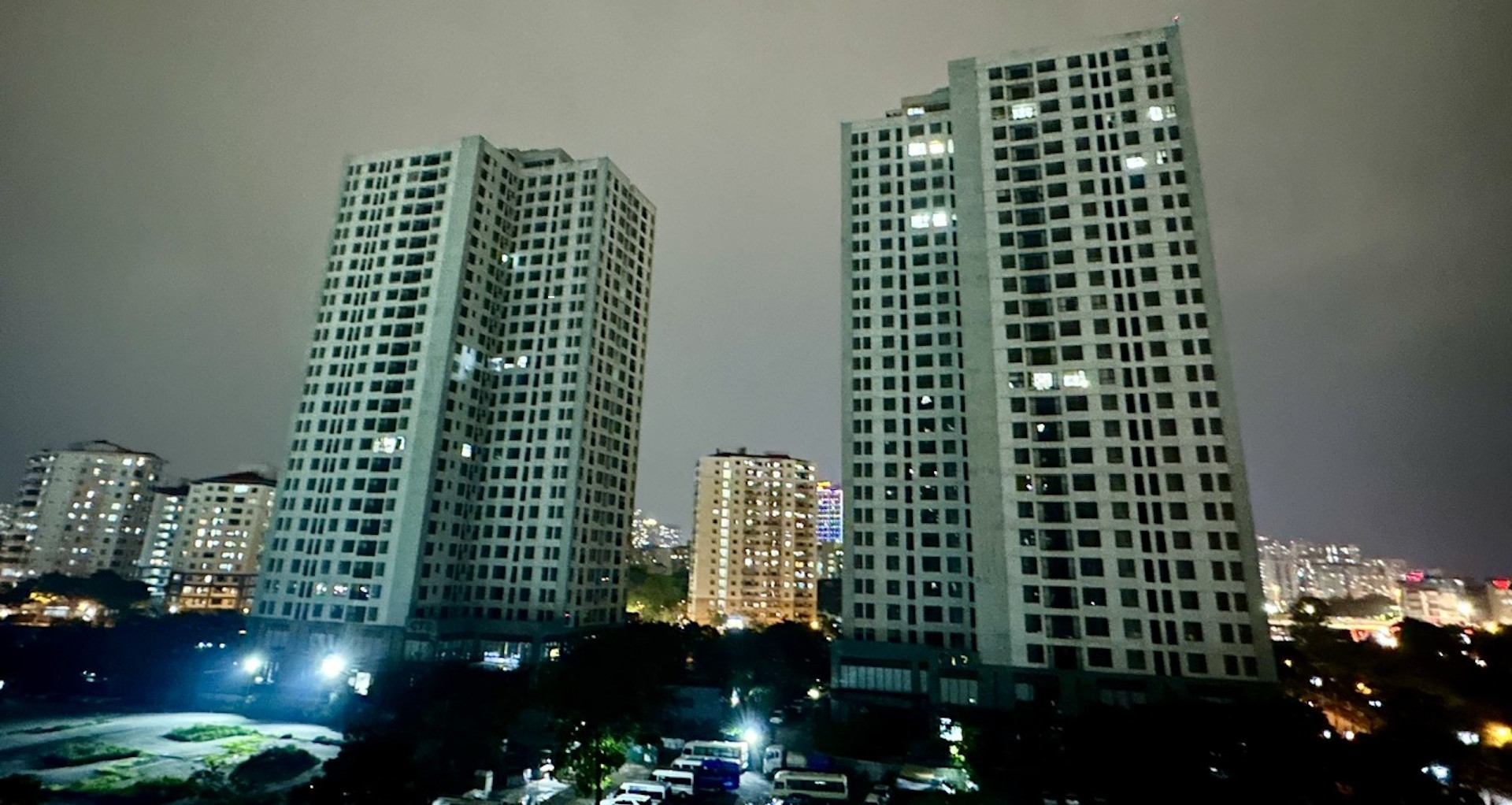 You are currently viewing Cận cảnh chung cư nghìn tỷ giữa Hà Nội đèn tắt hàng loạt, cư dân thưa thớt