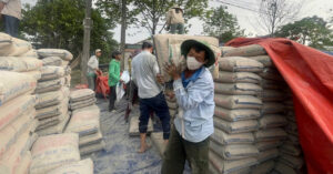 Read more about the article Cận cảnh hàng trăm tấn xi măng được tỉnh cấp, xã ‘phơi’ ngoài trời