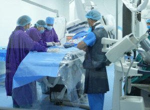 Read more about the article Quyết định của bác sĩ cứu chàng trai ‘vô danh, ví rỗng’ vào cấp cứu
