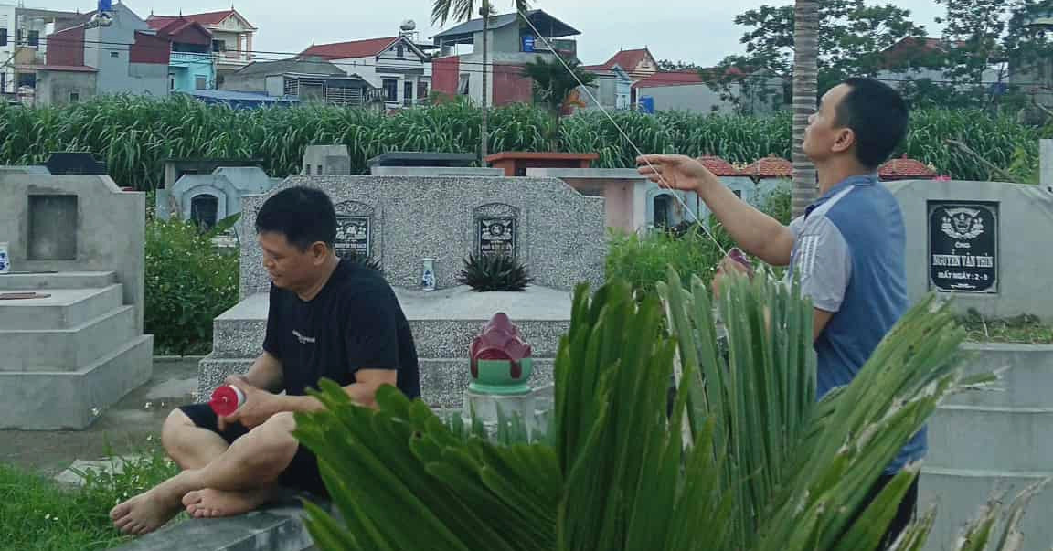 You are currently viewing Cảnh khó tin trong nghĩa trang ở Hưng Yên buổi chiều hè gây sốt mạng