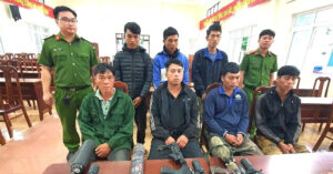 Read more about the article Cảnh sát mật phục bắt 7 người mang súng vào rừng