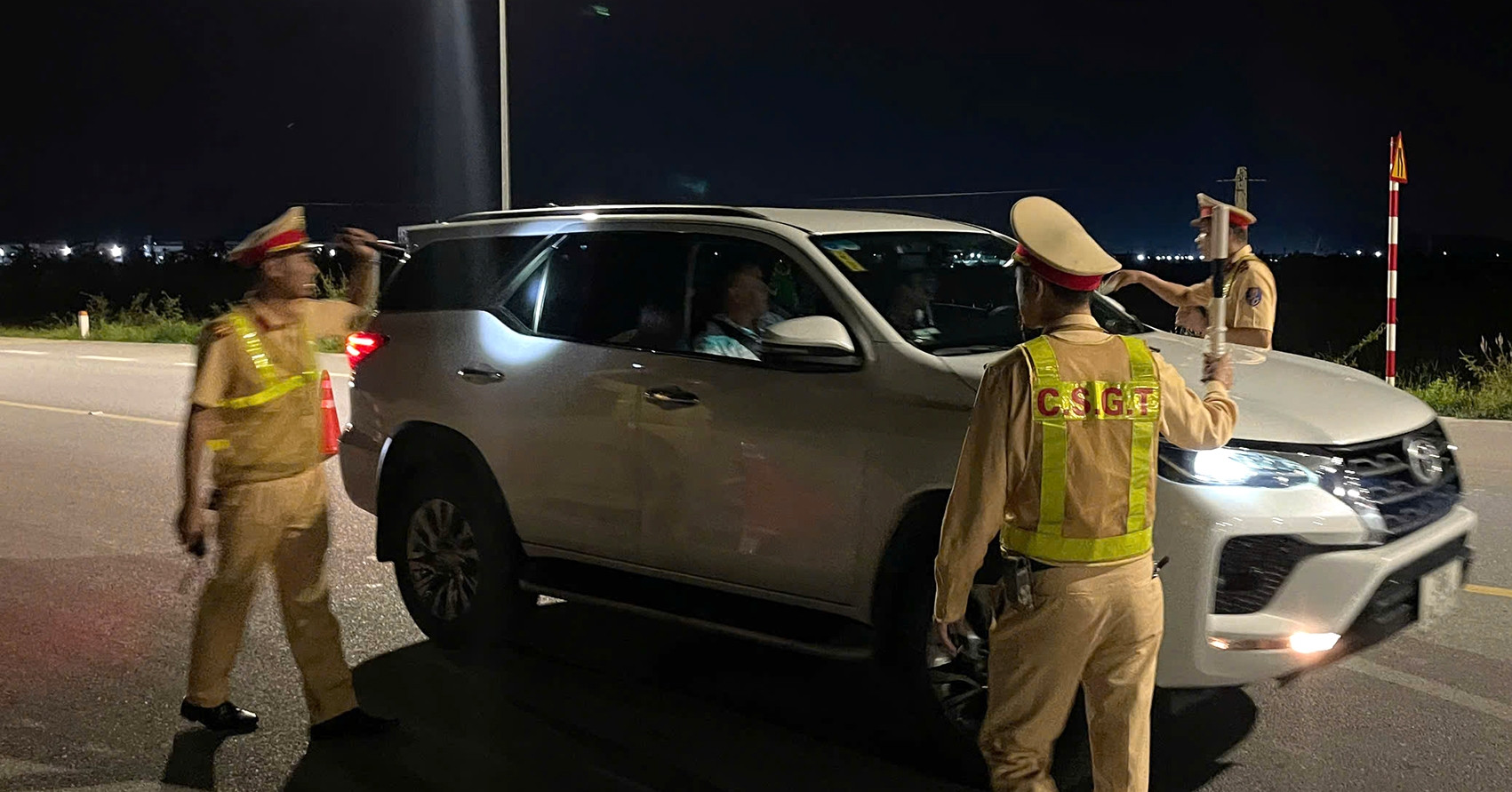 You are currently viewing Cảnh sát xuyên đêm lập chốt truy tìm kẻ cướp ngân hàng ở Quảng Ninh