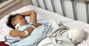 Read more about the article “Mẹ ơi, chân con đâu rồi?” – Câu hỏi xé lòng từ cậu bé sau vụ tai nạn