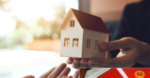 Read more about the article Cha mẹ sang tên sổ đỏ sớm cho con và nguy cơ ‘trắng tay’ lúc về già