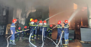 Read more about the article Cháy lớn tại doanh nghiệp sản xuất đồ gỗ rộng hàng nghìn mét ở Bắc Giang