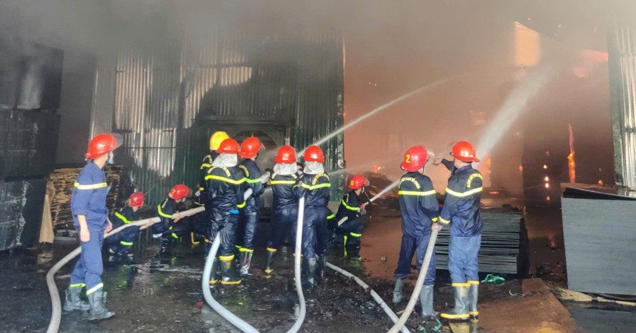 You are currently viewing Cháy lớn tại doanh nghiệp sản xuất đồ gỗ rộng hàng nghìn mét ở Bắc Giang