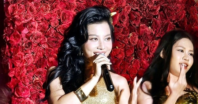 You are currently viewing ‘Cô gái vừa hát vừa ăn kẹo’ Phượng Vũ 10 năm trước bây giờ ra sao?