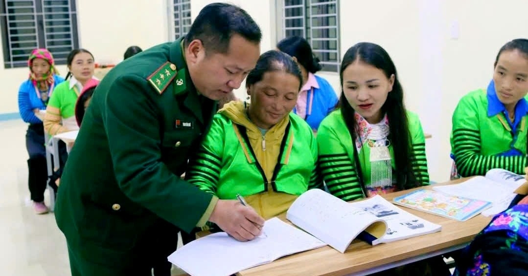 You are currently viewing Chiến sĩ biên phòng người Mông và ký ức khó quên ngày theo mẹ đến lớp xóa mù chữ