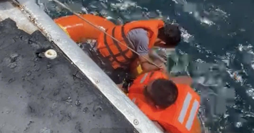 You are currently viewing Huy động trực thăng, tìm thấy 10 thuyền viên mất tích