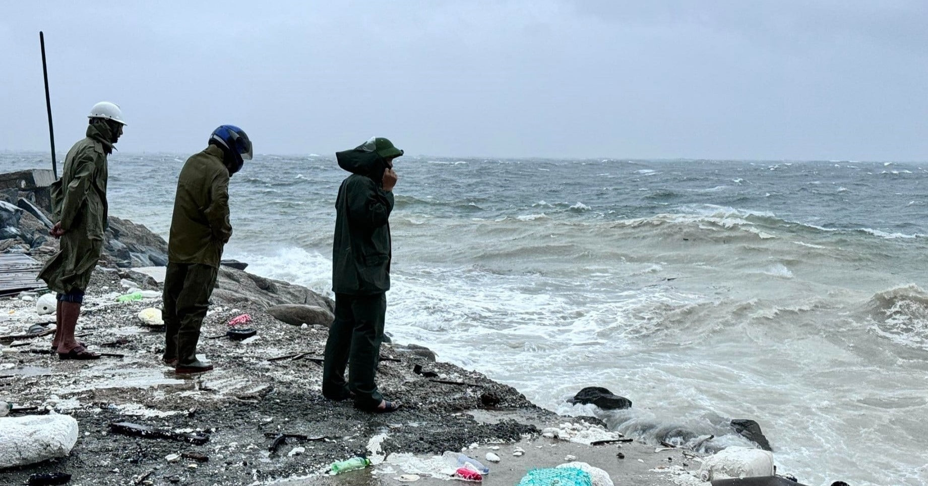 Read more about the article Chìm tàu chở than trên vùng biển Hà Tĩnh, 10 thuyền viên mất tích