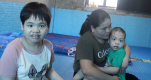 Read more about the article Vợ chồng nghèo chăm 2 con mắc bệnh bại não, gia đình lâm cảnh kiệt quệ