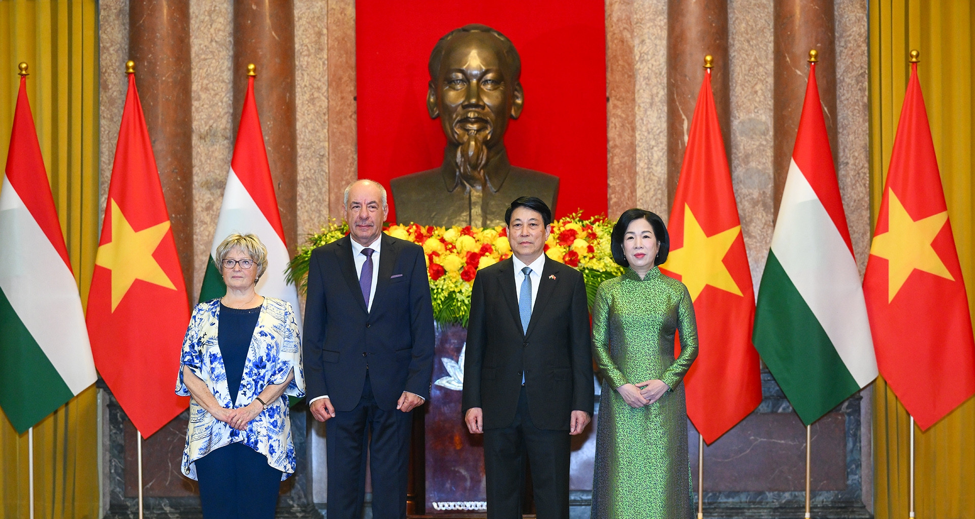 You are currently viewing Chủ tịch nước Lương Cường chủ trì lễ đón Tổng thống Hungary và Phu nhân