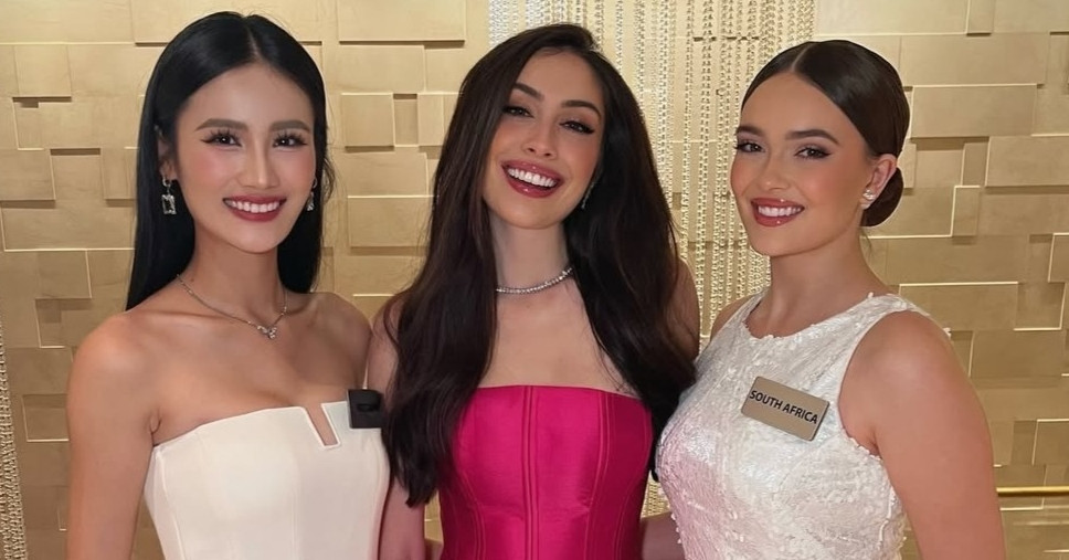 You are currently viewing Ý Nhi khoe sắc cùng hơn 10 hoa hậu