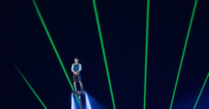 Read more about the article Chuyện phía sau show diễn trên mặt biển đầu tiên tại Cát Bà